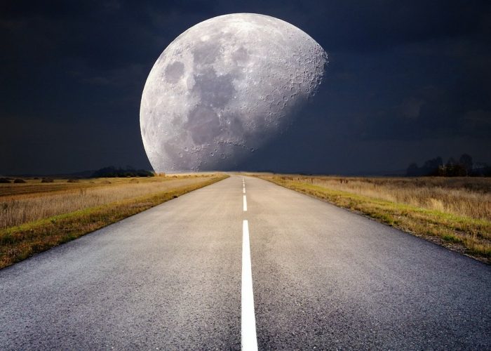 【夢占い】夢の中で見る月は幸運到来を暗示？