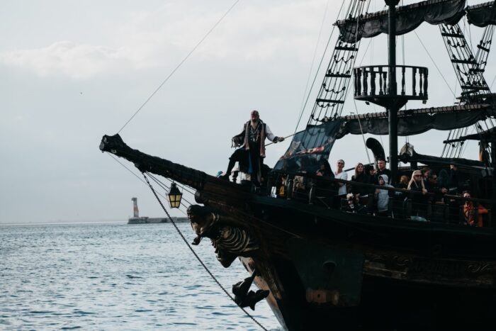 【海賊の夢占い】冒険心や自由への憧れ、略奪願望や攻撃性、不安や恐怖の象徴