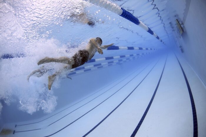 プールで泳ぐ夢は、あなたの心と体の状態を映し出している？